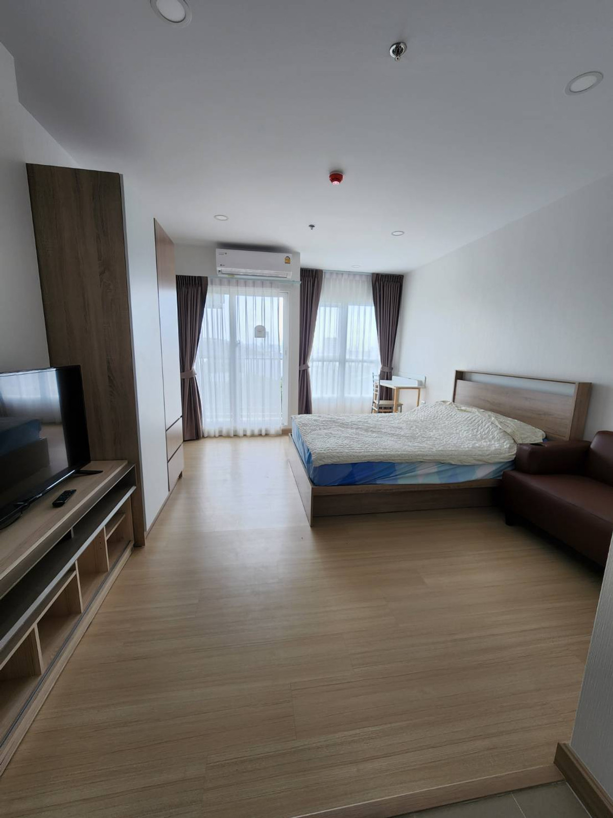 For RentCondoRamkhamhaeng, Hua Mak : It is near the Orange Line MRT station, Rajamangala station and Ramkhamhaeng University. It is convenient for both private and public transportation.