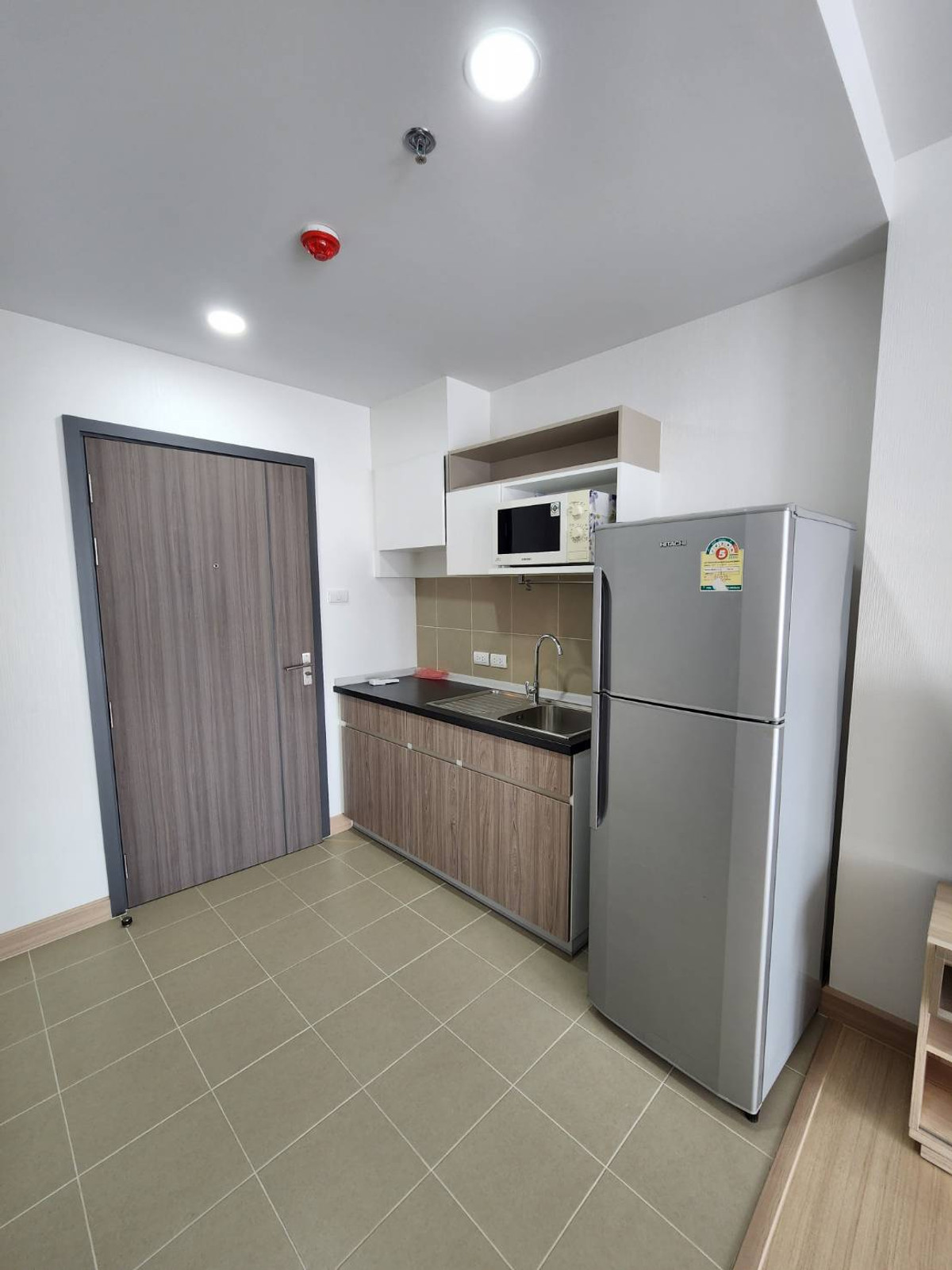 For RentCondoRamkhamhaeng, Hua Mak : It is near the Orange Line MRT station, Rajamangala station and Ramkhamhaeng University. It is convenient for both private and public transportation.