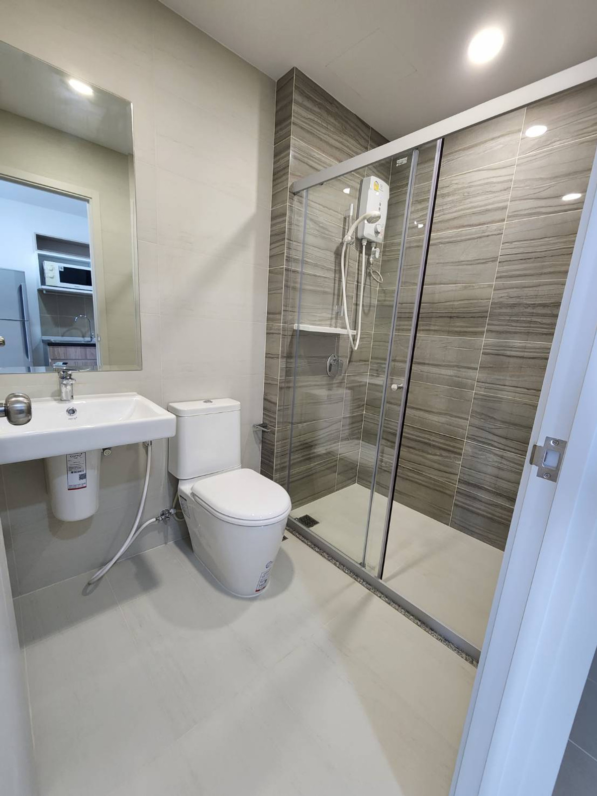 For RentCondoRamkhamhaeng, Hua Mak : It is near the Orange Line MRT station, Rajamangala station and Ramkhamhaeng University. It is convenient for both private and public transportation.