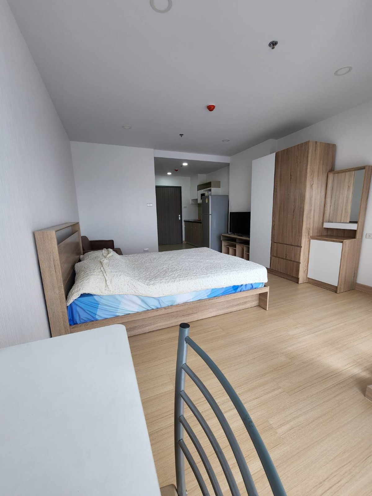 For RentCondoRamkhamhaeng, Hua Mak : It is near the Orange Line MRT station, Rajamangala station and Ramkhamhaeng University. It is convenient for both private and public transportation.