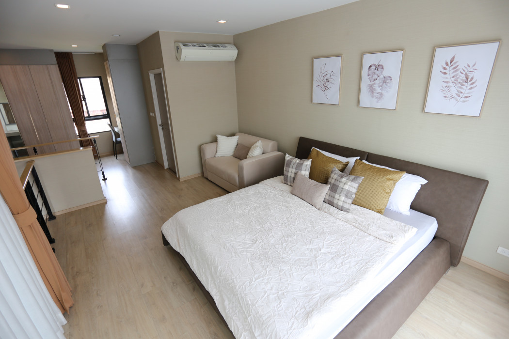 ให้เช่าทาวน์โฮมพัฒนาการ ศรีนครินทร์ : ใหเช่า โมเดิล Arden Pattanakarn, townhouse  3 ชั้น พร้อมเฟอร์ ใกล้ทองหล่อ