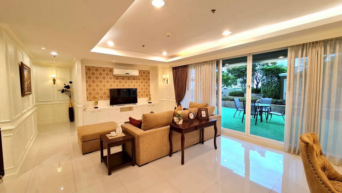 For RentCondoSukhumvit, Asoke, Thonglor : 📢Available this August
 Spacious penthouse in Sukhumvit 39, spacious balcony, perfect for large families. Enjoy kids and family activities every 2 months—painting, cooking, Halloween, Children’s Day & more. Complimentary tuk-tuk shuttle to BTS 