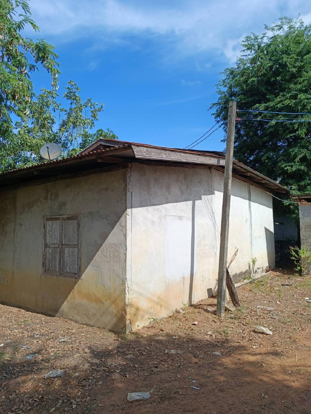 For SaleLandKalasin : Land and house for sale, 60 square wa., in the municipality area, Dongling Subdistrict, Kamalasai District, Kalasin Province, 350,000฿