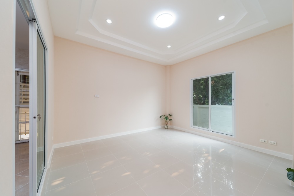 For SaleHousePathum Thani,Rangsit, Thammasat : House for sale, newly renovated, 4 bedrooms, very large living space, Baan Sathaphon Rangsit - Klong 3