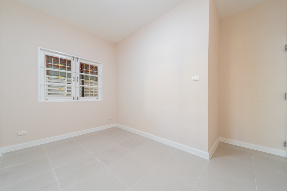 For SaleHousePathum Thani,Rangsit, Thammasat : House for sale, newly renovated, 4 bedrooms, very large living space, Baan Sathaphon Rangsit - Klong 3