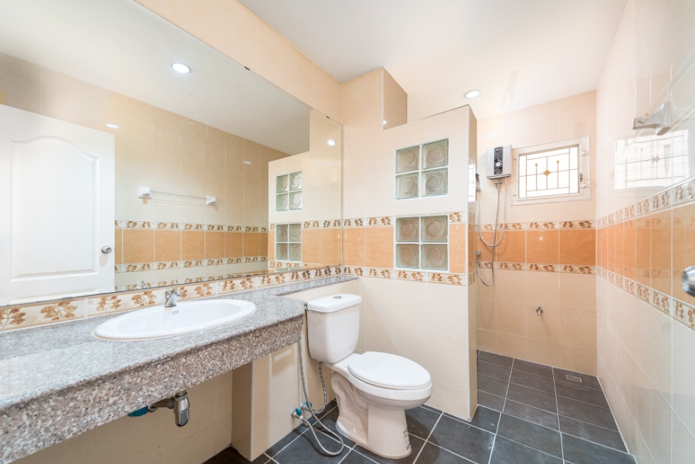 For SaleHousePathum Thani,Rangsit, Thammasat : House for sale, newly renovated, 4 bedrooms, very large living space, Baan Sathaphon Rangsit - Klong 3