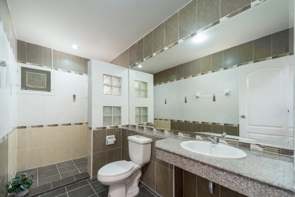 For SaleHousePathum Thani,Rangsit, Thammasat : House for sale, newly renovated, 4 bedrooms, very large living space, Baan Sathaphon Rangsit - Klong 3