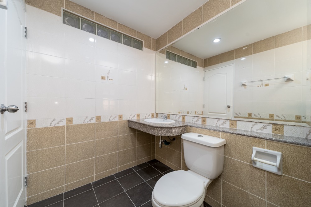 For SaleHousePathum Thani,Rangsit, Thammasat : House for sale, newly renovated, 4 bedrooms, very large living space, Baan Sathaphon Rangsit - Klong 3