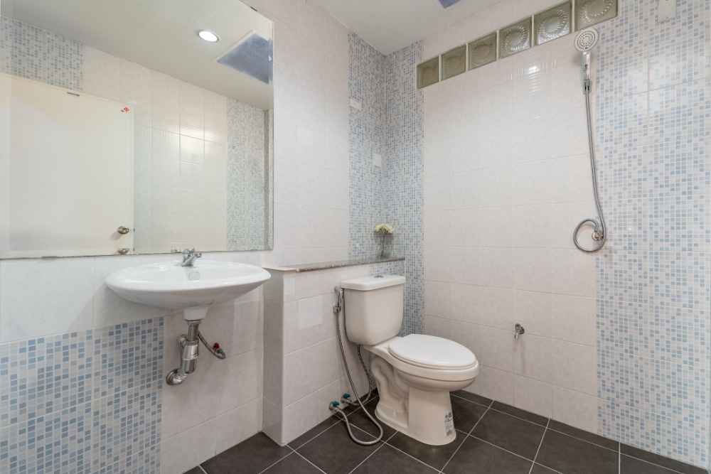 For SaleHousePathum Thani,Rangsit, Thammasat : House for sale, newly renovated, 4 bedrooms, very large living space, Baan Sathaphon Rangsit - Klong 3