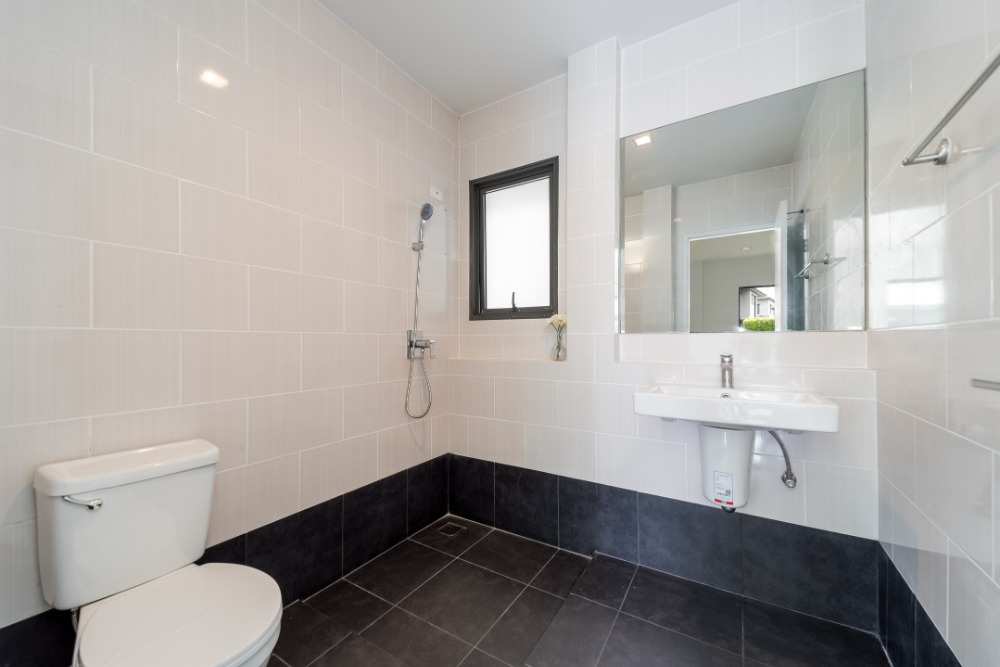 For SaleHousePathum Thani,Rangsit, Thammasat : 2 storey detached house for sale, Venue Tiwanon - Rangsit, fully renovated with roof, parking