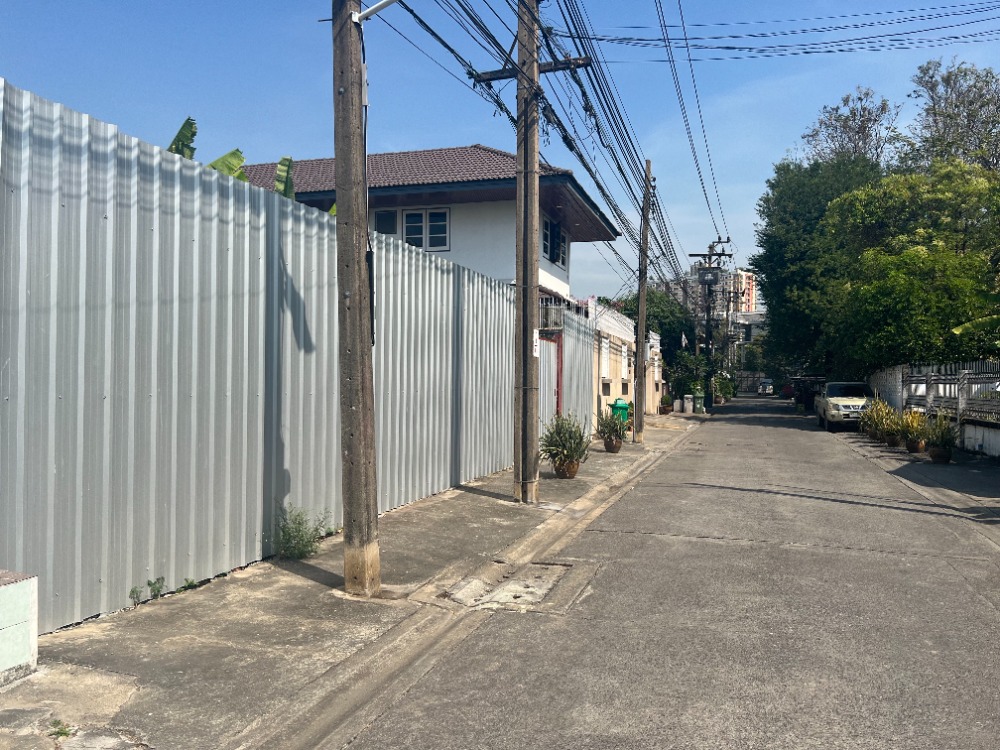 For SaleLandRama9, Petchburi, RCA : Land for sale Rama 9 near THE MALL Ramkhamhaeng 1-0-1 rai suitable for a Condo project