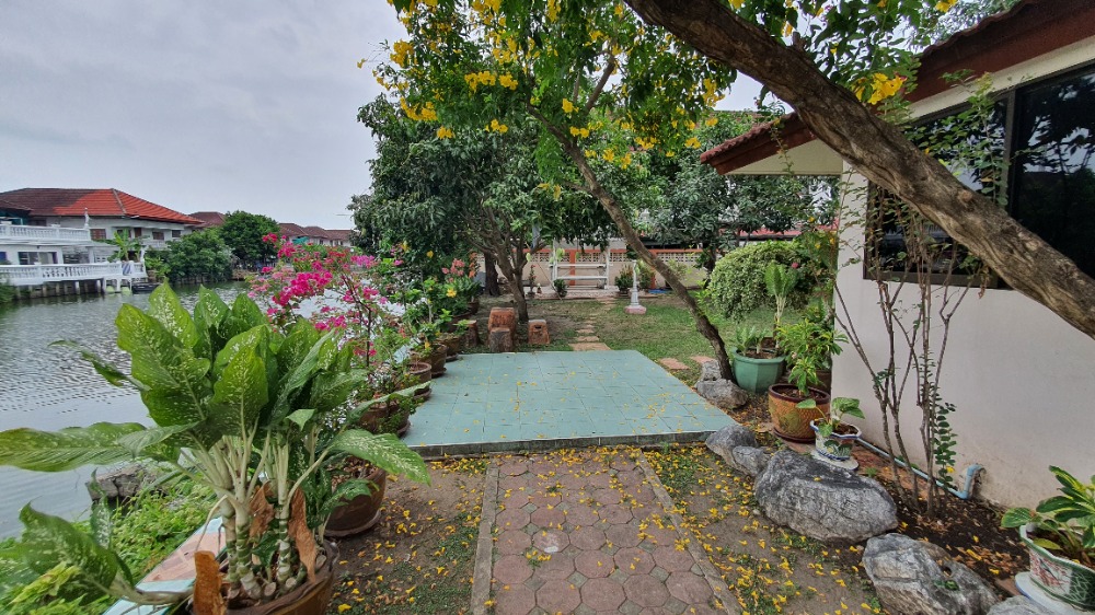 For SaleHousePathum Thani,Rangsit, Thammasat : Single house for sale on the waterfront, ready to move in, Thararin Village, Rangsit, Khlong 2, Lam Luk Ka, Pathum Thani.