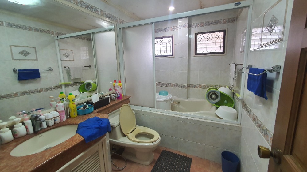 For SaleHousePathum Thani,Rangsit, Thammasat : Single house for sale on the waterfront, ready to move in, Thararin Village, Rangsit, Khlong 2, Lam Luk Ka, Pathum Thani.