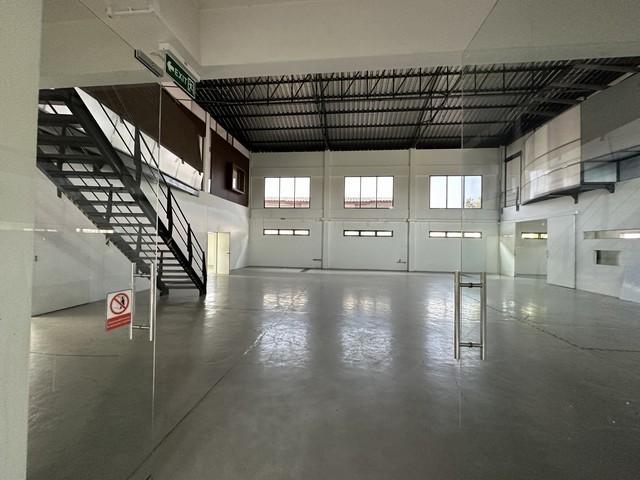 For RentWarehouseOnnut, Udomsuk : BS1100 Office for rent with warehouse Usable area 800 sq m. Punnawithi area Convenient transportation, not far from BTS Punnawithi.