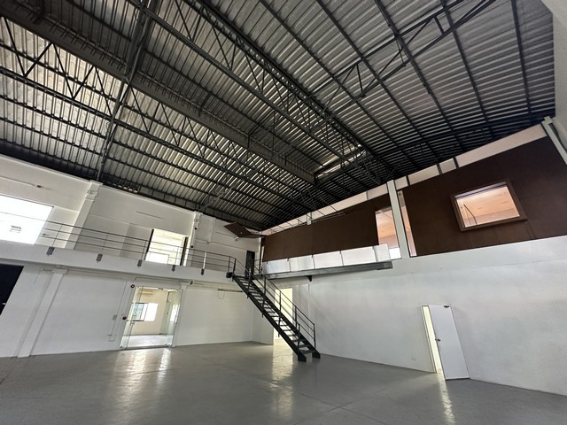 For RentWarehouseOnnut, Udomsuk : BS1100 Office for rent with warehouse Usable area 800 sq m. Punnawithi area Convenient transportation, not far from BTS Punnawithi.