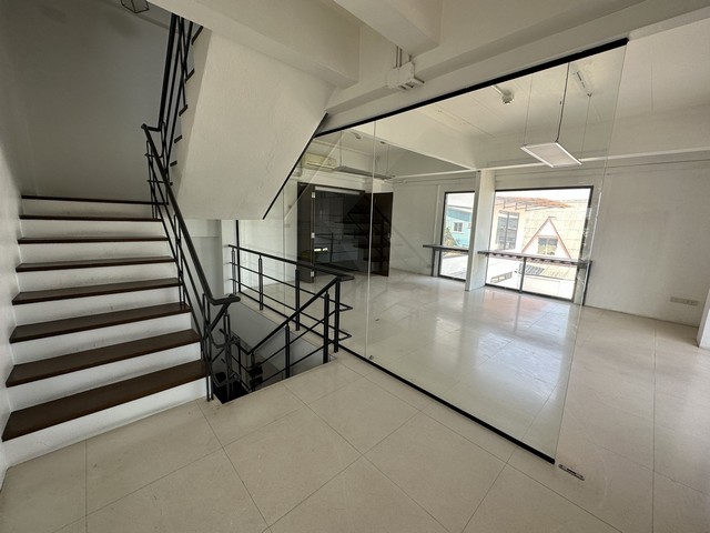 For RentWarehouseOnnut, Udomsuk : BS1100 Office for rent with warehouse Usable area 800 sq m. Punnawithi area Convenient transportation, not far from BTS Punnawithi.