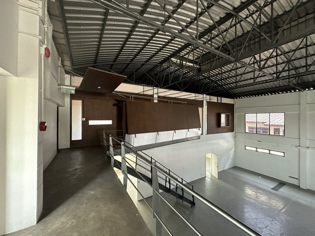 For RentWarehouseOnnut, Udomsuk : BS1100 Office for rent with warehouse Usable area 800 sq m. Punnawithi area Convenient transportation, not far from BTS Punnawithi.