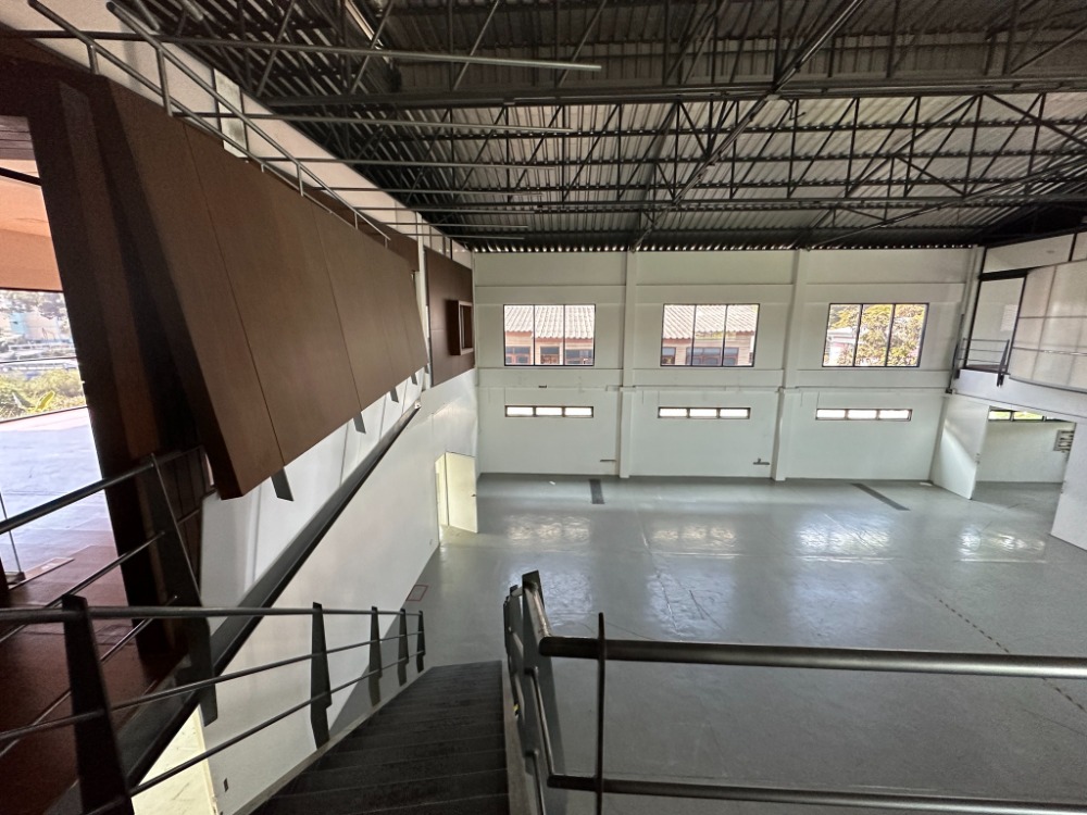 For RentWarehouseOnnut, Udomsuk : BS1100 Office for rent with warehouse Usable area 800 sq m. Punnawithi area Convenient transportation, not far from BTS Punnawithi.