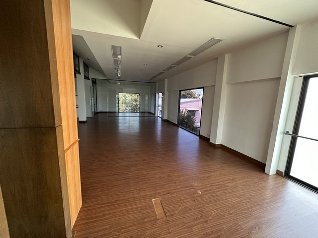 For RentWarehouseOnnut, Udomsuk : BS1100 Office for rent with warehouse Usable area 800 sq m. Punnawithi area Convenient transportation, not far from BTS Punnawithi.