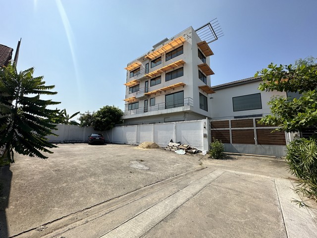 For RentWarehouseOnnut, Udomsuk : BS1100 Office for rent with warehouse Usable area 800 sq m. Punnawithi area Convenient transportation, not far from BTS Punnawithi.