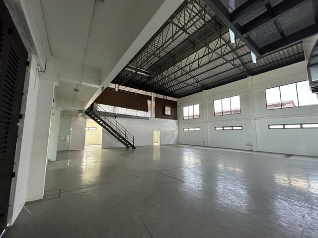 For RentWarehouseOnnut, Udomsuk : BS1100 Office for rent with warehouse Usable area 800 sq m. Punnawithi area Convenient transportation, not far from BTS Punnawithi.