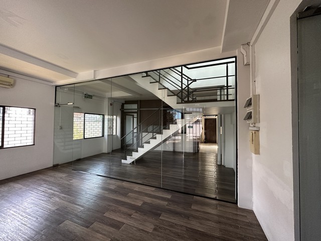 For RentWarehouseOnnut, Udomsuk : BS1100 Office for rent with warehouse Usable area 800 sq m. Punnawithi area Convenient transportation, not far from BTS Punnawithi.