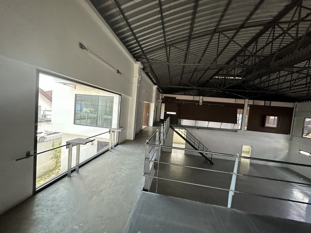For RentWarehouseOnnut, Udomsuk : BS1100 Office for rent with warehouse Usable area 800 sq m. Punnawithi area Convenient transportation, not far from BTS Punnawithi.