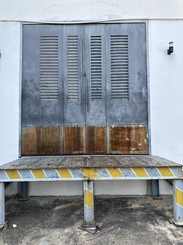 For RentWarehouseOnnut, Udomsuk : BS1100 Office for rent with warehouse Usable area 800 sq m. Punnawithi area Convenient transportation, not far from BTS Punnawithi.