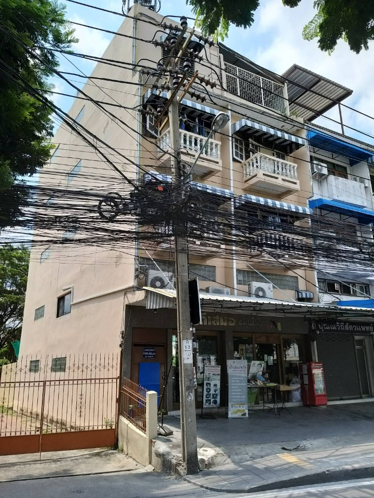 For SaleShop HouseOnnut, Udomsuk : For sale: 4-storey commercial building with mezzanine, 2 units, Sukhumvit 101, near BTS Punnawithi, total area 32 sq m, total sale price 24 million baht.*
