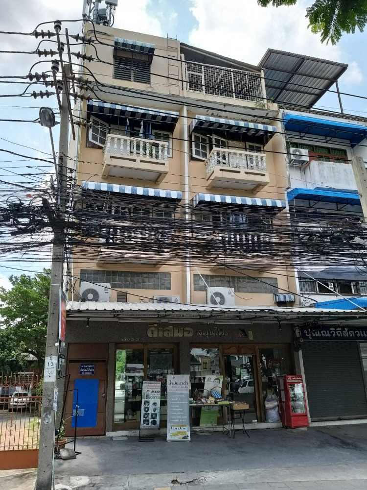 For SaleShop HouseOnnut, Udomsuk : For sale: 4-storey commercial building with mezzanine, 2 units, Sukhumvit 101, near BTS Punnawithi, total area 32 sq m, total sale price 24 million baht.*
