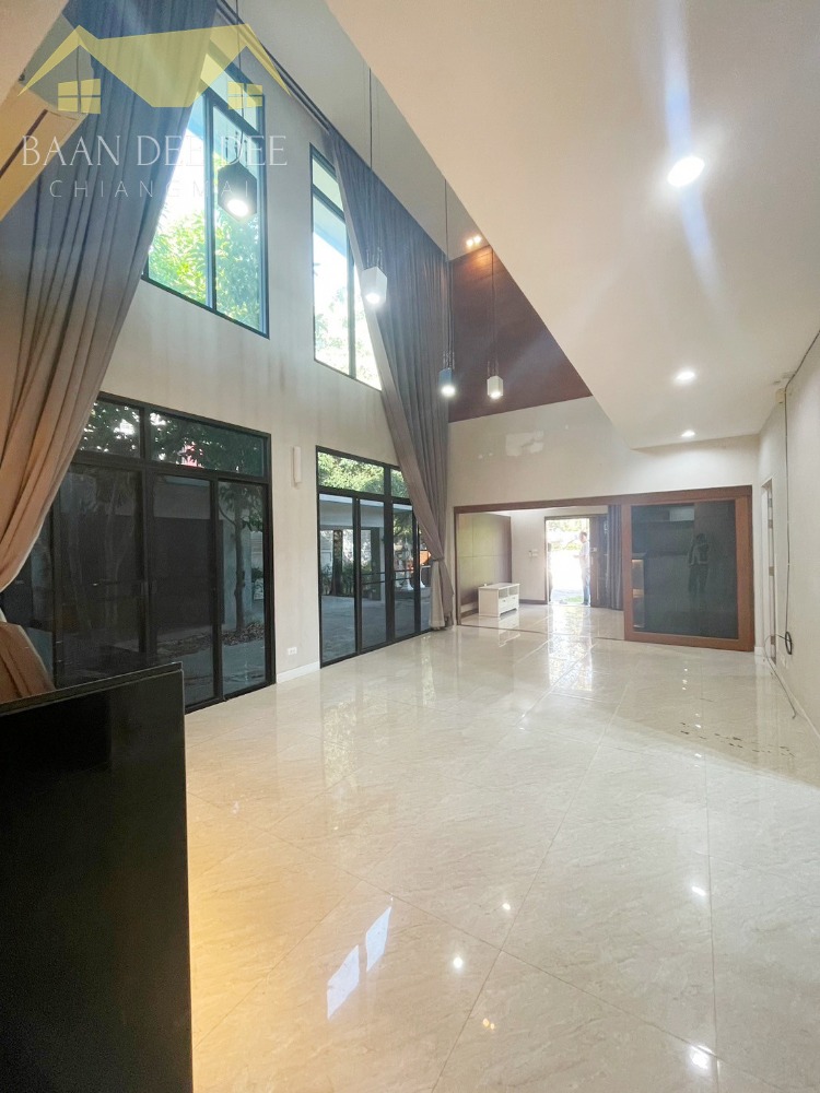 บ้านใจกลางเมือง ให้เช่าเดือนละ 45,000 บาท ใกล้เมญ่า No.1H429 Loading...