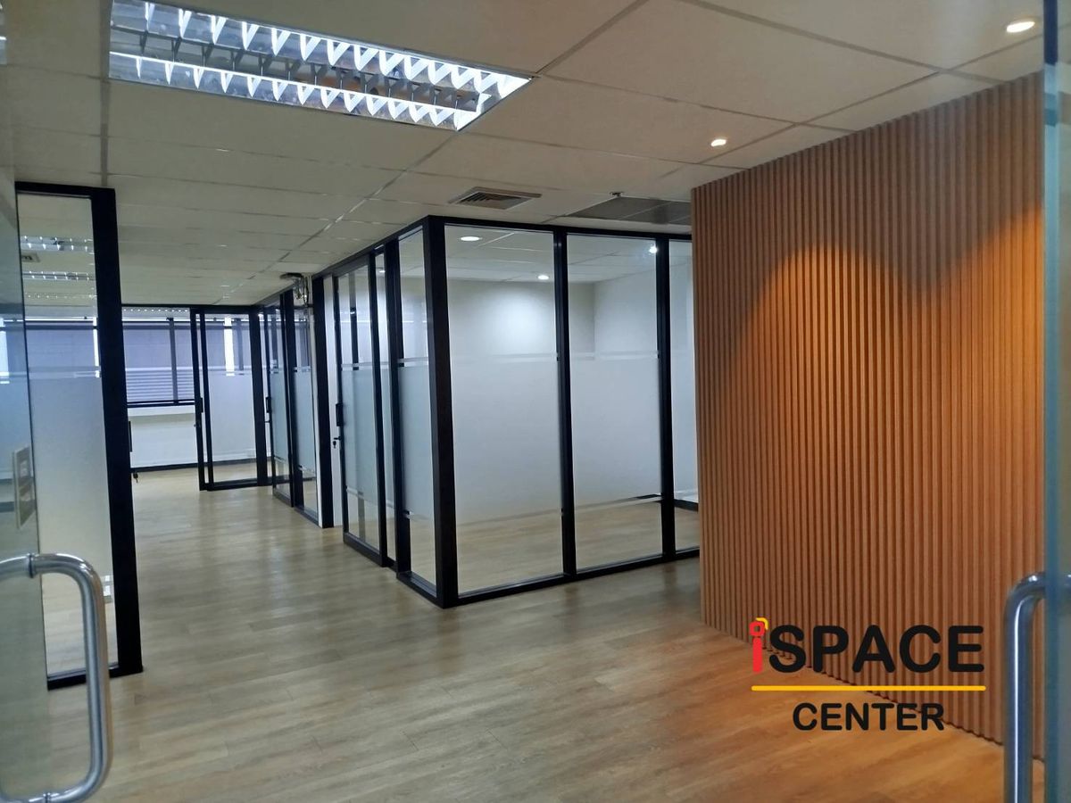 For RentOfficeRatchathewi,Phayathai : Office for rent next to BTS Phaya Thai, starting from 120-500 sq m., very convenient to travel. rubber tile flooring There are both decorated and empty rooms.