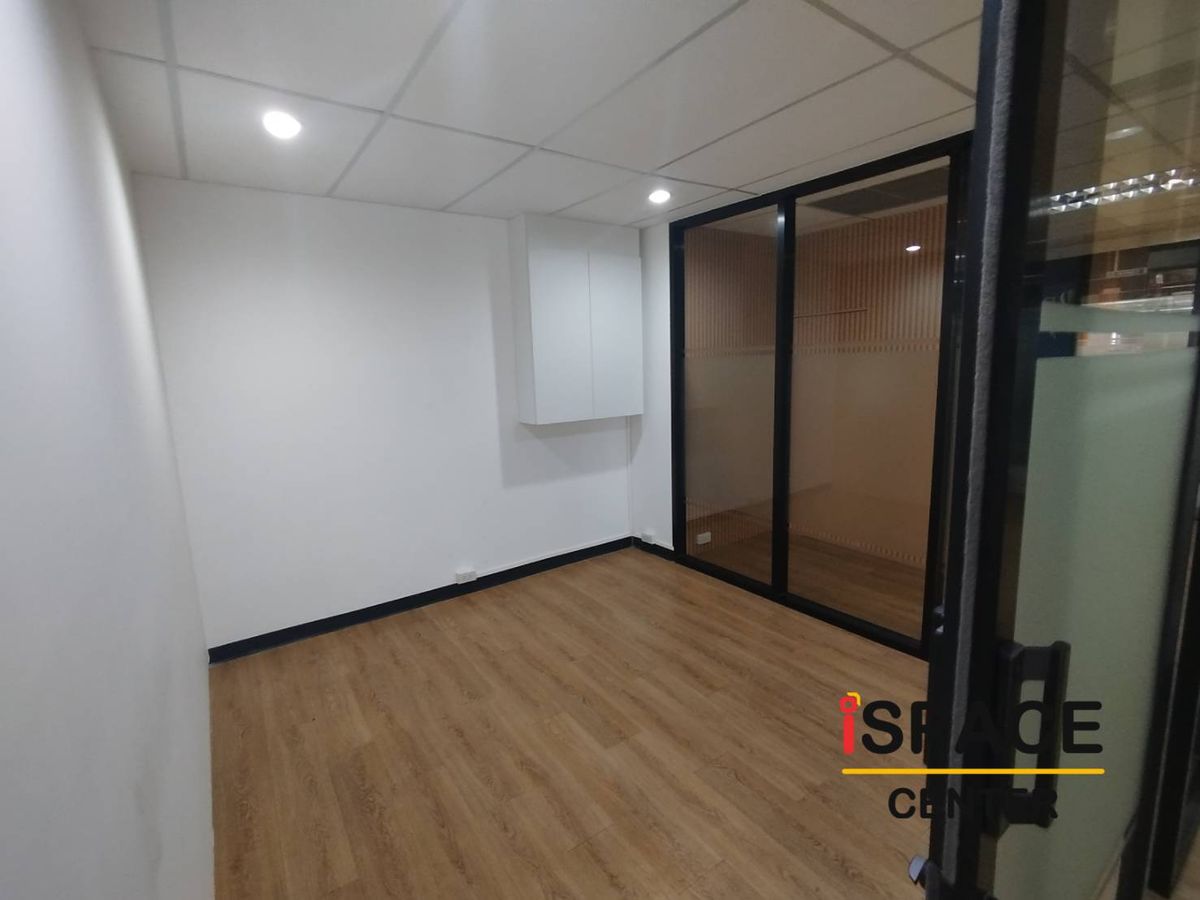 For RentOfficeRatchathewi,Phayathai : Office for rent next to BTS Phaya Thai, starting from 120-500 sq m., very convenient to travel. rubber tile flooring There are both decorated and empty rooms.