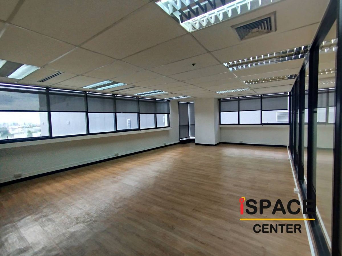 For RentOfficeRatchathewi,Phayathai : Office for rent next to BTS Phaya Thai, starting from 120-500 sq m., very convenient to travel. rubber tile flooring There are both decorated and empty rooms.