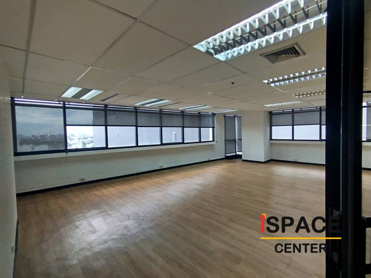 For RentOfficeRatchathewi,Phayathai : Office for rent next to BTS Phaya Thai, starting from 120-500 sq m., very convenient to travel. rubber tile flooring There are both decorated and empty rooms.
