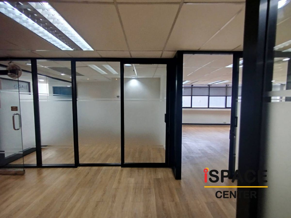 For RentOfficeRatchathewi,Phayathai : Office for rent next to BTS Phaya Thai, starting from 120-500 sq m., very convenient to travel. rubber tile flooring There are both decorated and empty rooms.