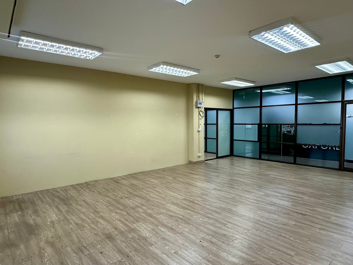 ให้เช่าสำนักงานลาดพร้าว เซ็นทรัลลาดพร้าว : ให้เช่าออฟฟิศ ใกล้ MRT พหลโยธิน เพียง 200 เมตร เริ่ม 30-200 ตรม. ห้องสวย บรรยากาศดี ปูพื้นแล้ว เดินทางสะดวกมาก