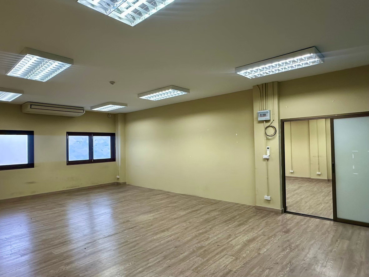 ให้เช่าสำนักงานลาดพร้าว เซ็นทรัลลาดพร้าว : ให้เช่าออฟฟิศ ใกล้ MRT พหลโยธิน เพียง 200 เมตร เริ่ม 30-200 ตรม. ห้องสวย บรรยากาศดี ปูพื้นแล้ว เดินทางสะดวกมาก