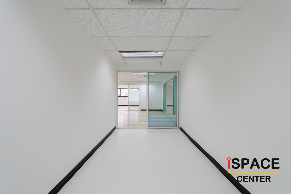 For RentOfficeSathorn, Narathiwat : Office for rent near BTS Surasak, fully furnished, can carry a notebook to work immediately There are rooms ranging from 1-60 people, complete facilities and interconnected transportation systems. Build an impressive network of relationships with neighbor
