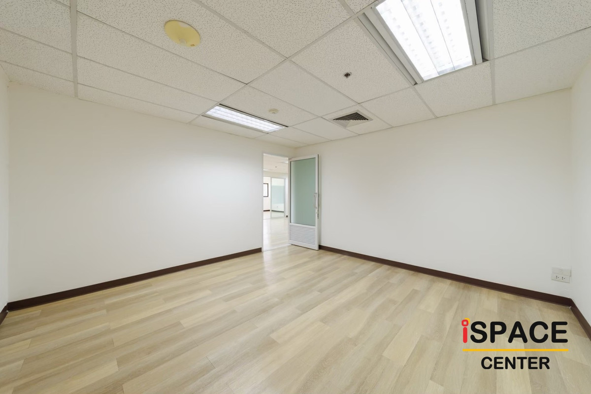 For RentOfficeSathorn, Narathiwat : Office for rent near BTS Surasak, fully furnished, can carry a notebook to work immediately There are rooms ranging from 1-60 people, complete facilities and interconnected transportation systems. Build an impressive network of relationships with neighbor