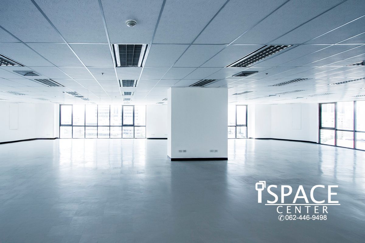 For RentOfficeSathorn, Narathiwat : Office for rent near BTS Surasak, fully furnished, can carry a notebook to work immediately There are rooms ranging from 1-60 people, complete facilities and interconnected transportation systems. Build an impressive network of relationships with neighbor