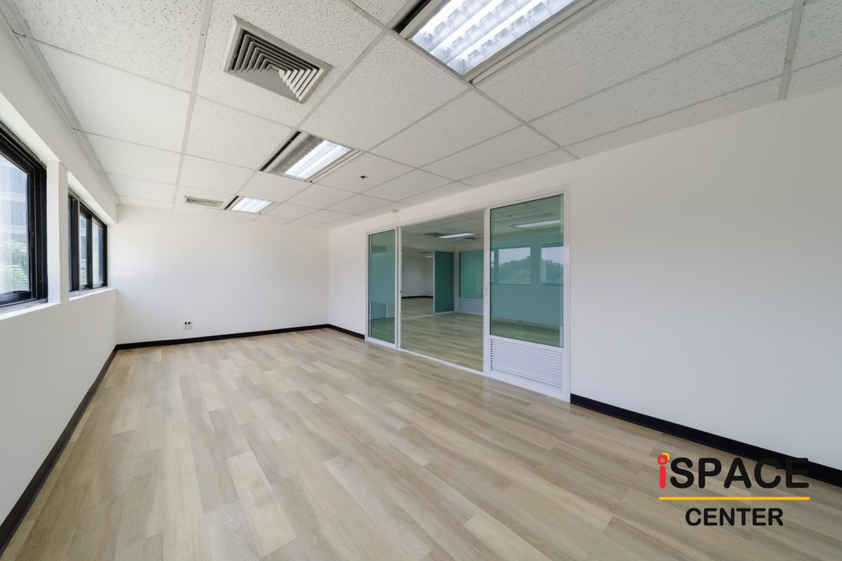 For RentOfficeSathorn, Narathiwat : Office for rent near BTS Surasak, fully furnished, can carry a notebook to work immediately There are rooms ranging from 1-60 people, complete facilities and interconnected transportation systems. Build an impressive network of relationships with neighbor