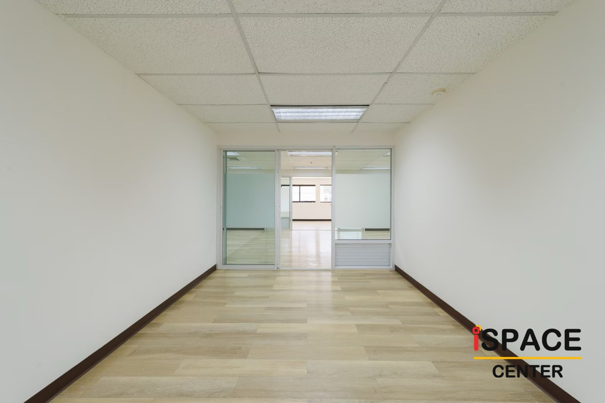 For RentOfficeSathorn, Narathiwat : Office for rent near BTS Surasak, fully furnished, can carry a notebook to work immediately There are rooms ranging from 1-60 people, complete facilities and interconnected transportation systems. Build an impressive network of relationships with neighbor