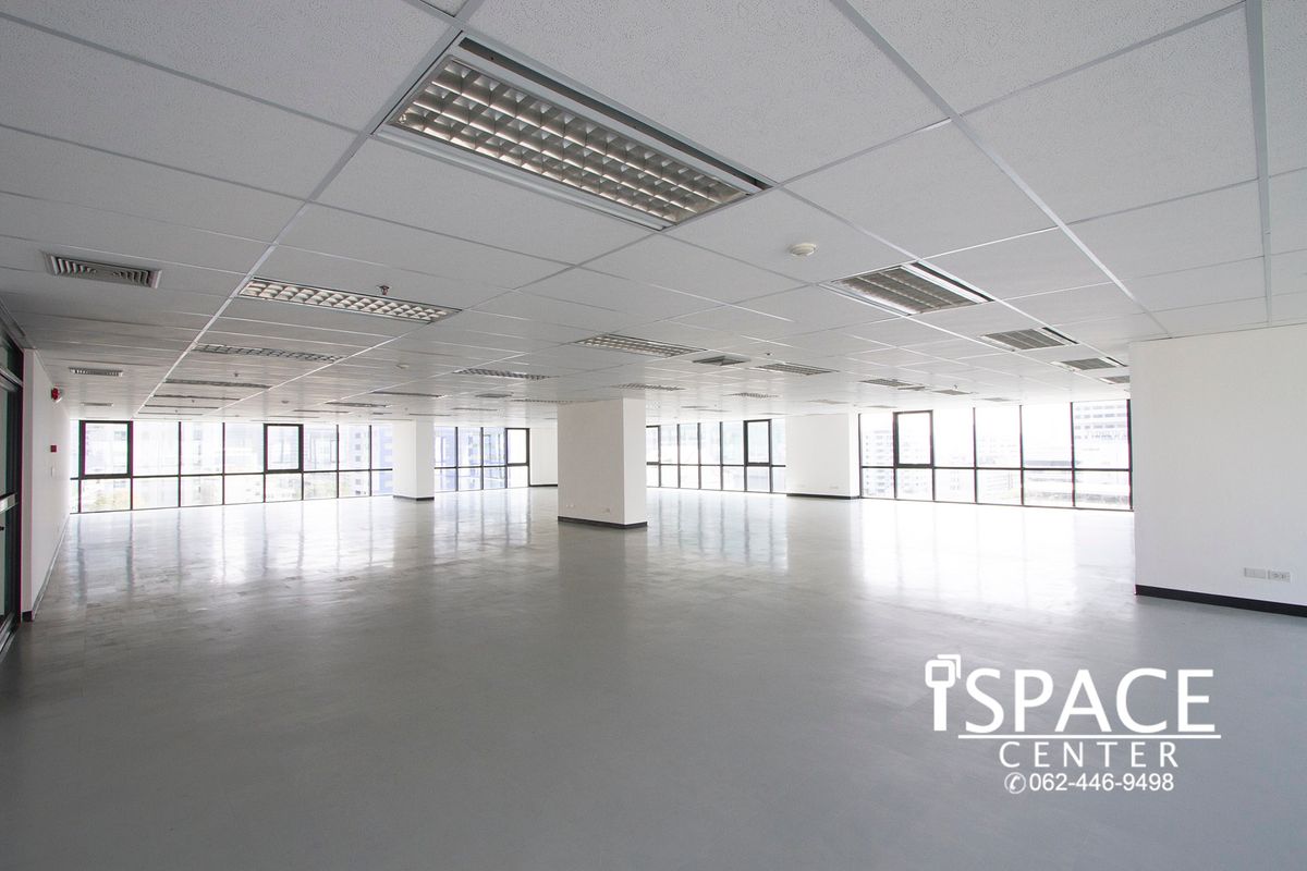 For RentOfficeSathorn, Narathiwat : Office for rent near BTS Surasak, fully furnished, can carry a notebook to work immediately There are rooms ranging from 1-60 people, complete facilities and interconnected transportation systems. Build an impressive network of relationships with neighbor