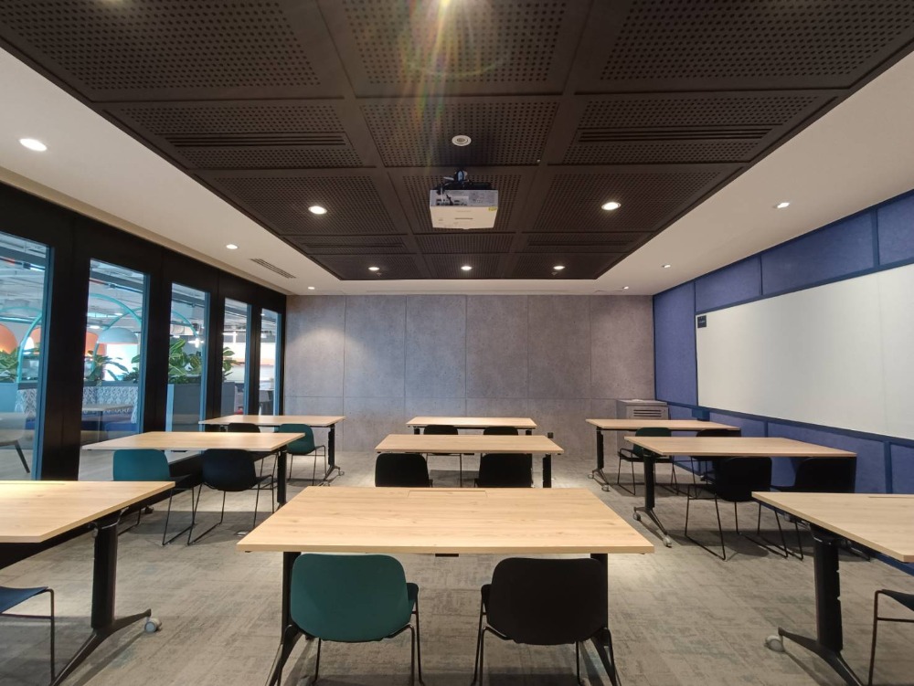 ให้เช่าสำนักงานสีลม ศาลาแดง บางรัก : เซอร์วิสออฟฟิศ พื้นที่สำนักงานให้เช่า สีลม ศาลาแดง Serviced Office พื้นที่เริ่มต้นสำหรับ 1 - 100 ท่าน ตกแต่งสวย พร้อมเข้าอยู่ อาคาร สีลม เอจ - Silom Edge Office Building ใกล้รถไฟฟ้า BTSศาลาแดง, MRTสีลม เริ่มต้น 9,000 บาท