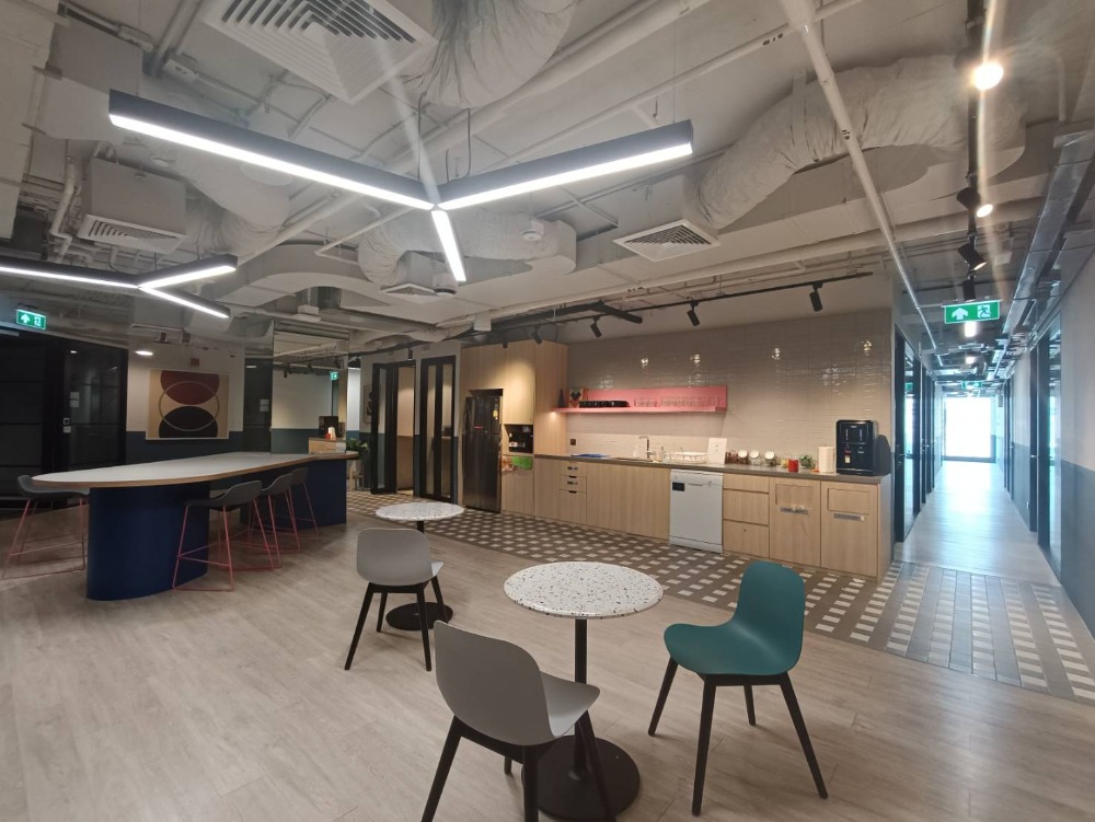 ให้เช่าสำนักงานสีลม ศาลาแดง บางรัก : เซอร์วิสออฟฟิศ พื้นที่สำนักงานให้เช่า สีลม ศาลาแดง Serviced Office พื้นที่เริ่มต้นสำหรับ 1 - 100 ท่าน ตกแต่งสวย พร้อมเข้าอยู่ อาคาร สีลม เอจ - Silom Edge Office Building ใกล้รถไฟฟ้า BTSศาลาแดง, MRTสีลม เริ่มต้น 9,000 บาท