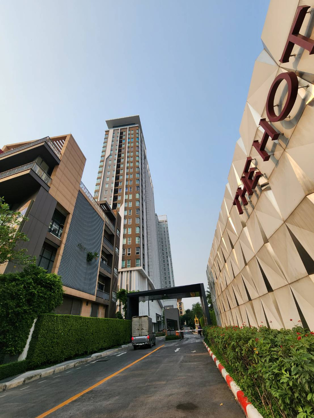 For RentCondoRattanathibet, Sanambinna : **The room is empty. Hotel-style condo, very rare, very nice, cheap price ** For rent, The Hotel Condo, next to MRT Bang Kraso. Rattanathibet line