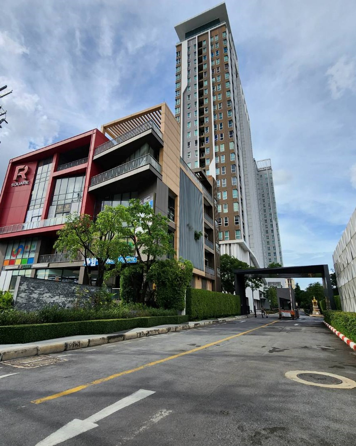 For RentCondoRattanathibet, Sanambinna : **The room is empty. Hotel-style condo, very rare, very nice, cheap price ** For rent, The Hotel Condo, next to MRT Bang Kraso. Rattanathibet line