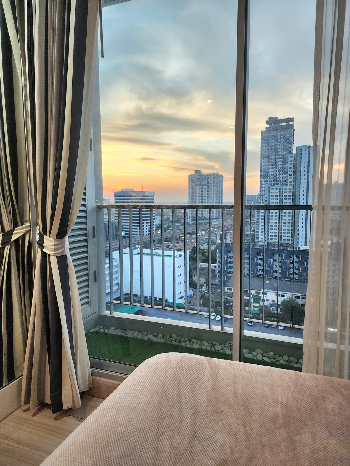 For RentCondoRattanathibet, Sanambinna : **The room is empty. Hotel-style condo, very rare, very nice, cheap price ** For rent, The Hotel Condo, next to MRT Bang Kraso. Rattanathibet line