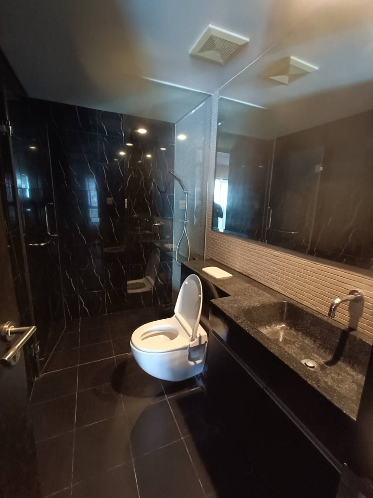 For RentCondoSukhumvit, Asoke, Thonglor : Beautiful room, high floor, with private garden for rent, 2 bedrooms, 2 bathrooms, Siamese Gioia, Sukhumvit 31.